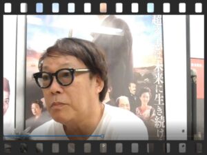 バンディ石田さんに取材を受けている監督